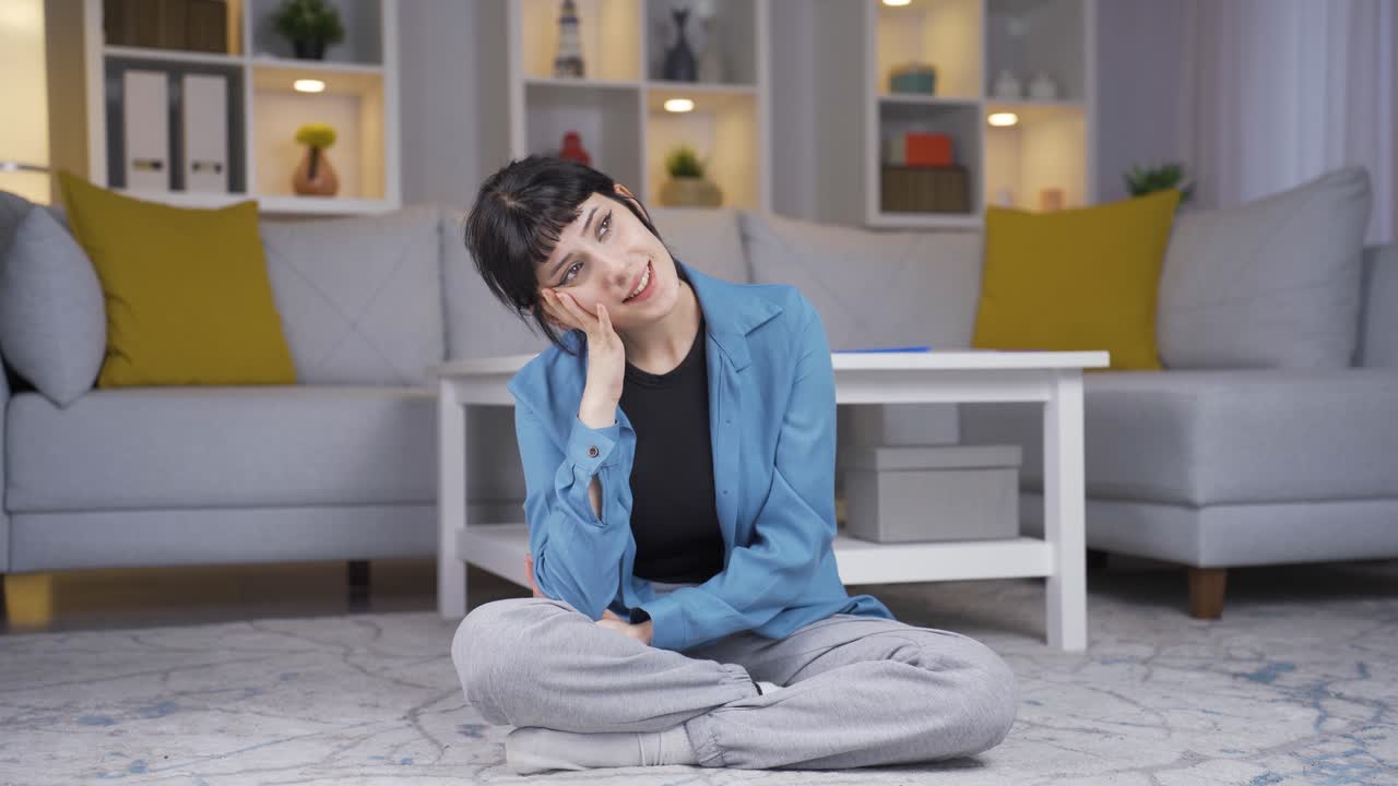 슬프고 슬픈 추억을 생각하는 젊은 여성.