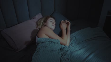 mujer durmiendo en la cama