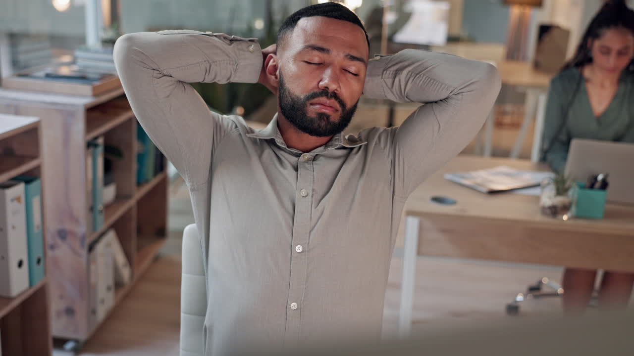 피로, 번아웃과 사무실에 있는 남자