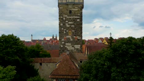 4k drona lotnicza wideo wieży röderturm i bramy na zamurowanym mieście rothenburg ob der tauber, niemcy