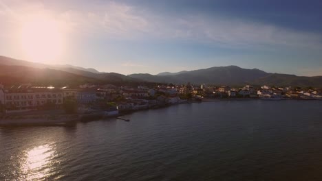 Antena:-Un-Pequeño-Pueblo-De-Pescadores-En-Samos-Durante-La-Puesta-De-Sol