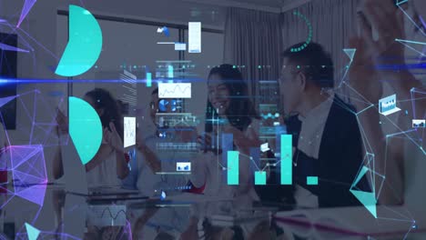 animación de la interfaz que muestra estadísticas e información con personas de negocios aplaudiendo en una reunión