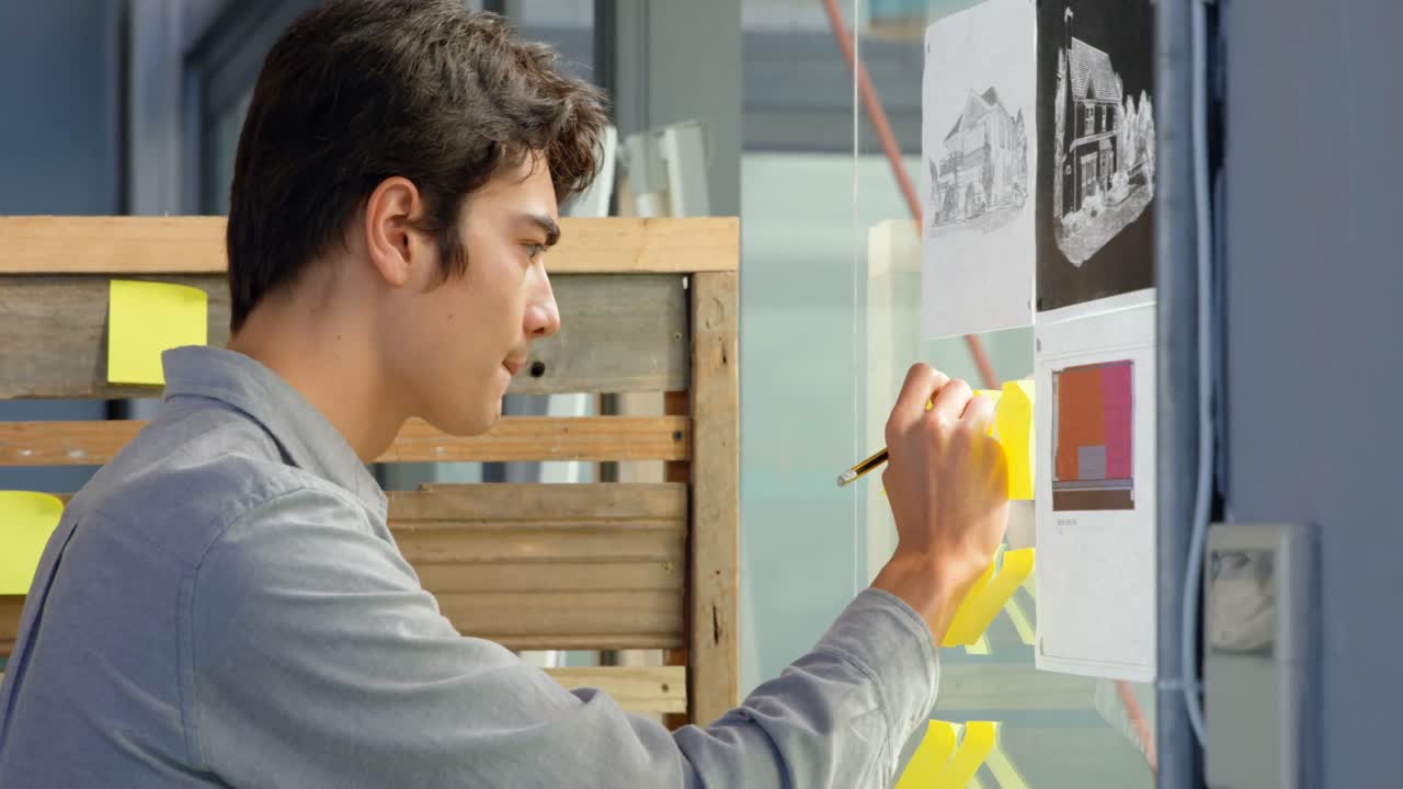 ejecutivo escribiendo en el bloc de notas en la oficina 4k