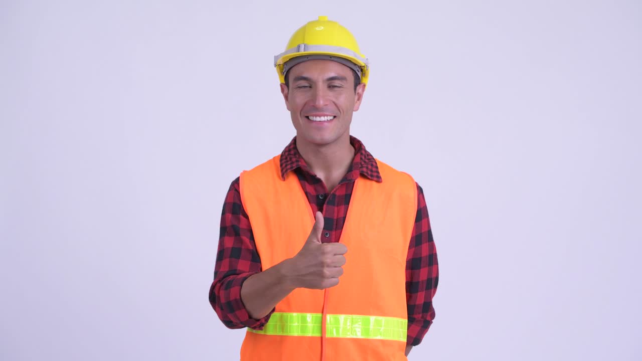 joven y guapo hombre hispano trabajador de la construcción