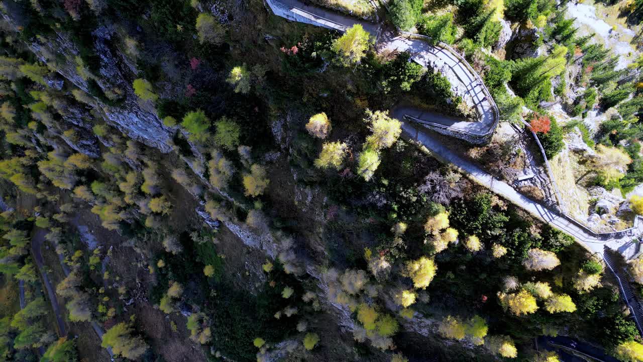 안개 로 뒤인 산 꼭대기 에 자리 잡은 웅장 한 돌 성 의 공중 풍경