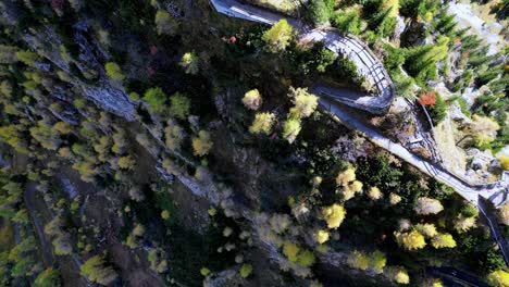 Vista-Aérea-De-Un-Majestuoso-Castillo-De-Piedra-Encaramado-En-La-Cima-De-Una-Montaña,-Envuelto-En-Niebla