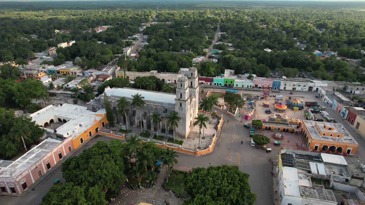 toma de dron de rotación de la iglesia principal de espita yucatan
