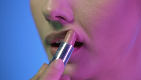 Primer-Plano-Extremo-Del-Labio-De-Una-Hermosa-Joven-Mientras-Aprieta-Sus-Labios-Para-Extender-Su-Lápiz-Labial-Recién-Aplicado-Después-De-Prepararse-Para-La-Noche-De-Club-De-Manera-Uniforme-En-Cámara-Lenta