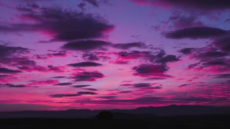 drone volando hacia una impresionante puesta de sol colorida