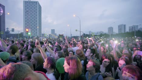 gran multitud en un concierto al aire libre