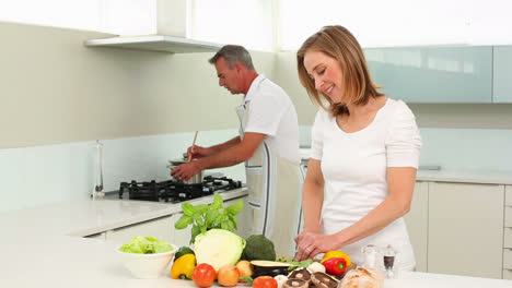 Feliz-Pareja-Madura-Preparando-La-Cena-Juntos