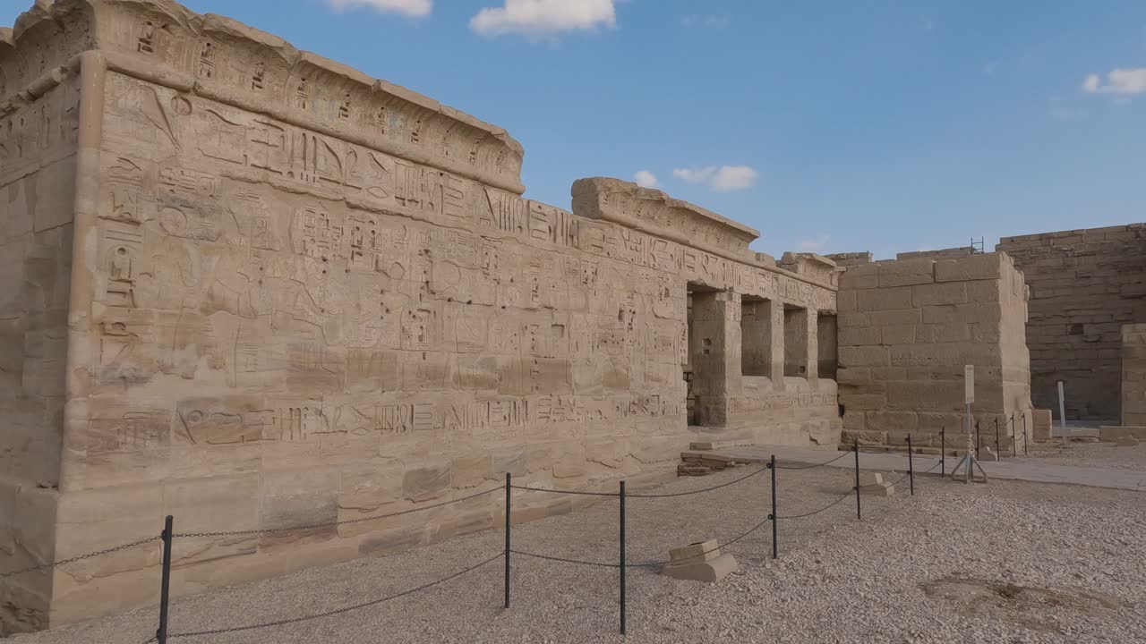 vista de las ruinas de un antiguo templo egipcio medinet habu, entrada conocida como puerta del pabellón