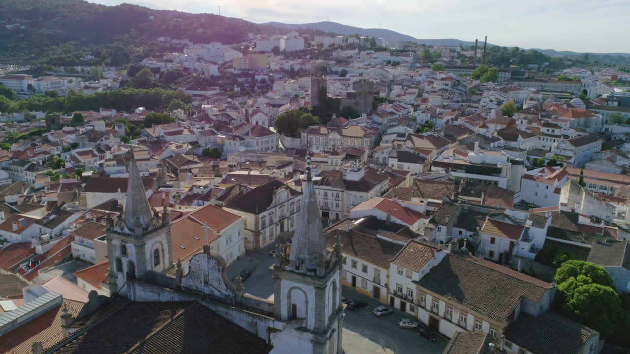 tomada aérea que establece el pintoresco centro de la ciudad vieja de portalegre, alentejo, portugal