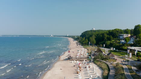 Vista-Aérea-De-Drones-En-La-Costa-De-La-Playa-Del-Mar-Báltico-En-Scharbeutz,-Alemania,-Adelante,-Día