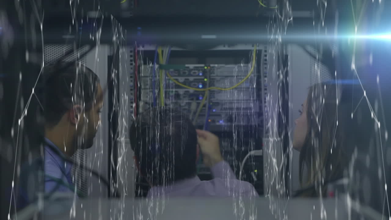 red de conexiones contra un grupo de técnicos en la sala de servidores