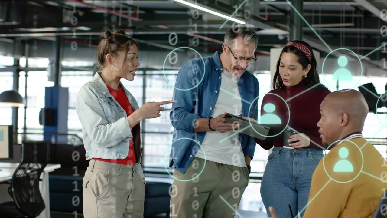 Moden mand bruger tablet og briefinger teamet på et tech-kontor, med avatarer over gruppe og diagram.