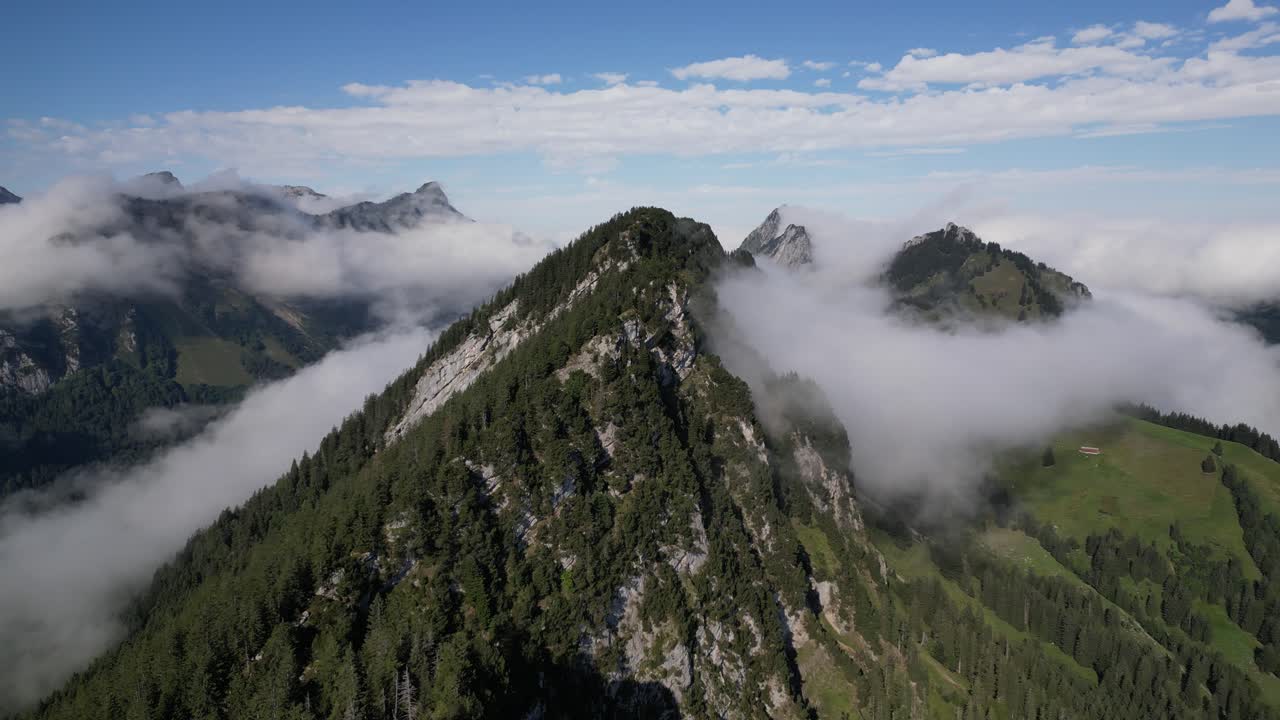 vista aérea de montañas místicas: capturando la belleza de los picos verdes y las nubes