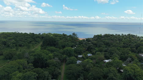 vista aérea del paisaje subtropical de la playa del río, en santa tecla argentina corrientes, frente al río en la orilla del río paraná