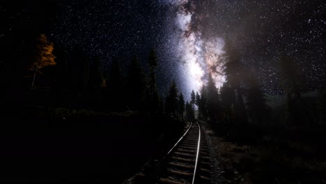 la vía láctea por encima del ferrocarril y el bosque