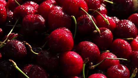 Cereza-Fresca-Con-Gotas-De-Agua-Sobre-Fondo-Oscuro.-Fondo-De-Cerezas-Frescas.-Concepto-De-Comida-Saludable.