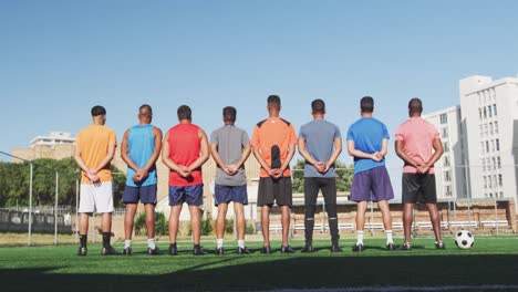 Jugadores-De-Fútbol-De-Pie-En-El-Campo