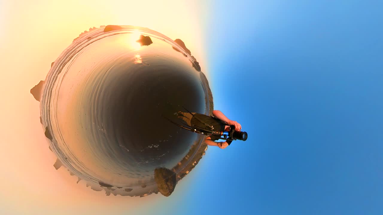 colpo verticale del fotografo con acqua dorata e cielo blu