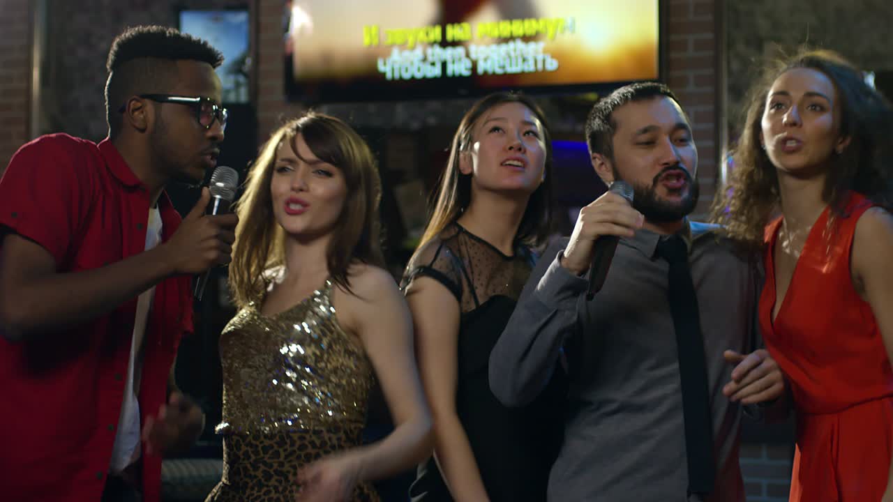 Cinco amigos diversos cantando al ritmo de la música.