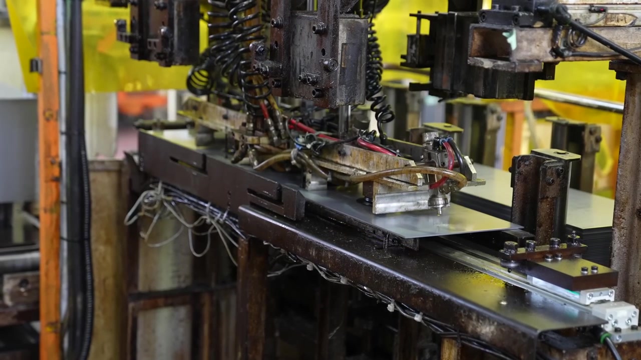 Grande linea di presse stampatrici che forma componenti in lamiera d'acciaio in una fabbrica di lavorazione dei metalli