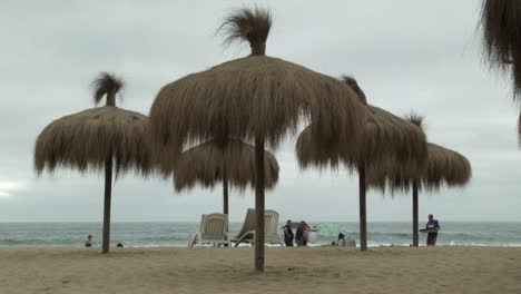 Strandhütten-Mit-Strohdach-Am-Strand-Von-Viña-Del-Mar-In-Chile---Totale