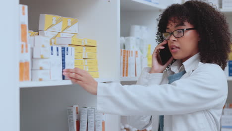 farmacéutico en una llamada telefónica hablando