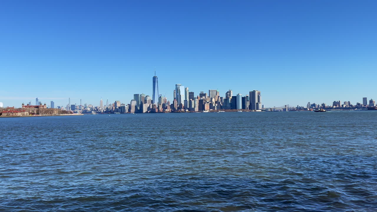 맑은 날 뉴욕시의 스카이라인에서 잔잔한 졸졸 흐르는 물