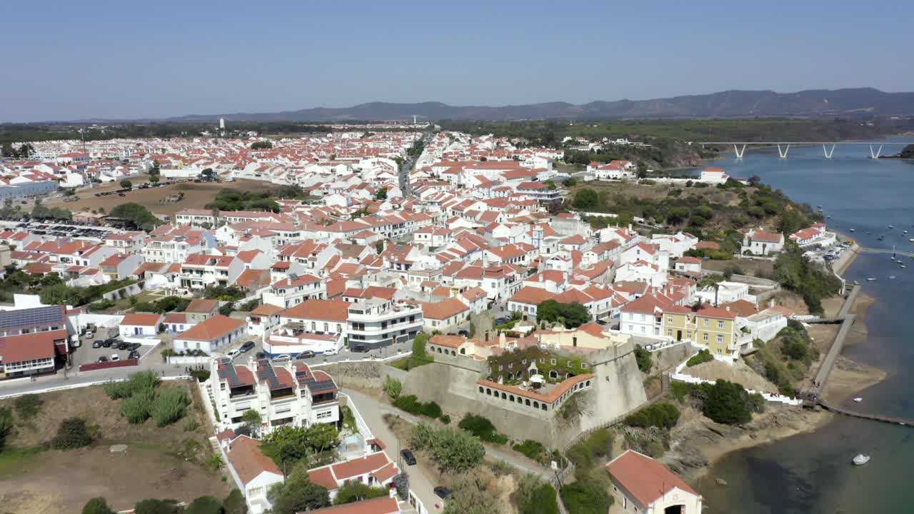 Sorvolando le bellissime case bianche di Vila Nova de Milfontes, Portogallo, a mezzogiorno