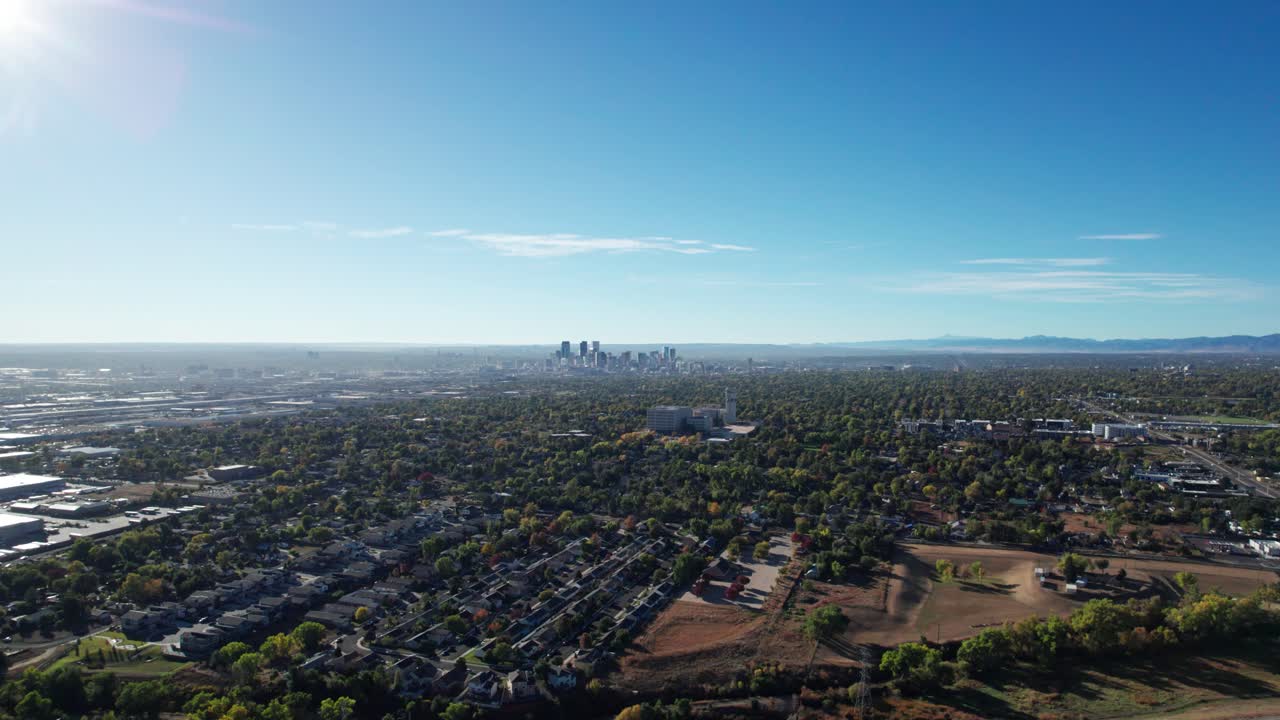 vista aérea de drones de los suburbios fuera de denver, co en un día soleado