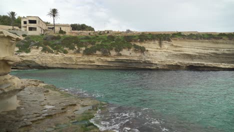 playa de piedra de agua de color turquesa il-kalanka en malta con orilla de piedra caliza