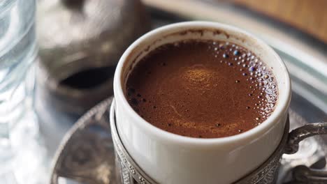 café turco en una taza tradicional