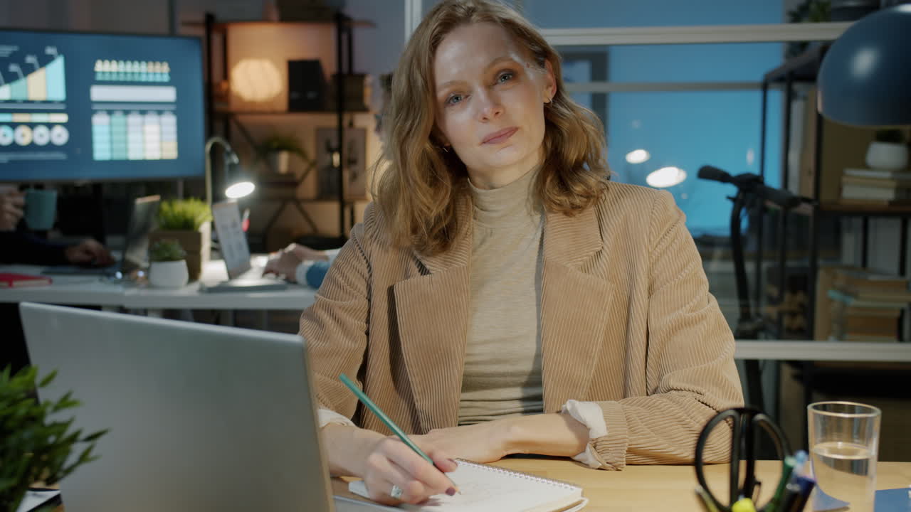 деловая женщина работает в офисе