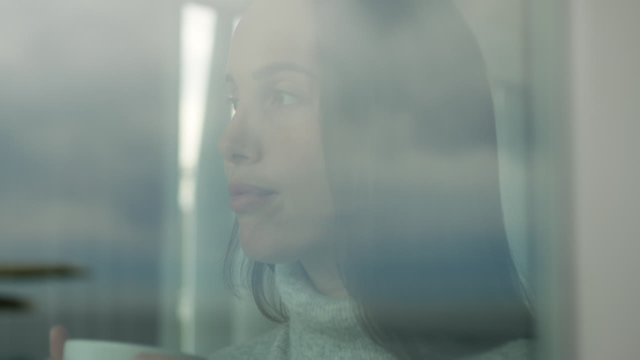 쉬는 시간을 즐기는 젊은 여성