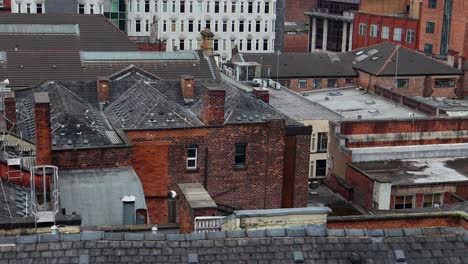 Blick-Auf-Die-Dächer-Im-Zentrum-Von-Manchester,-Großbritannien,-Mit-Vielfältiger-Architektur-Und-Texturen