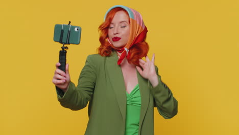 blogger chica tomar selfie en el teléfono móvil selfie stick comunicarse llamada de video en línea con los suscriptores