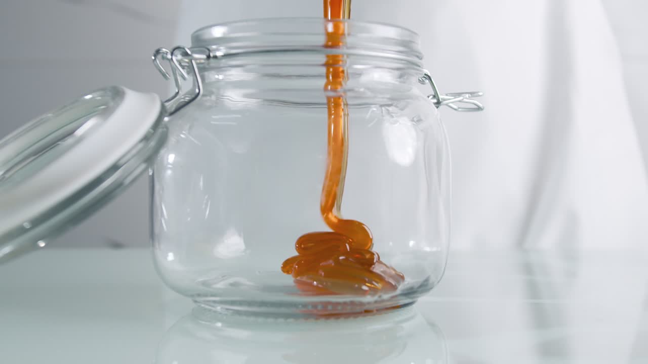 Spot pubblicitario di miele in slow motion