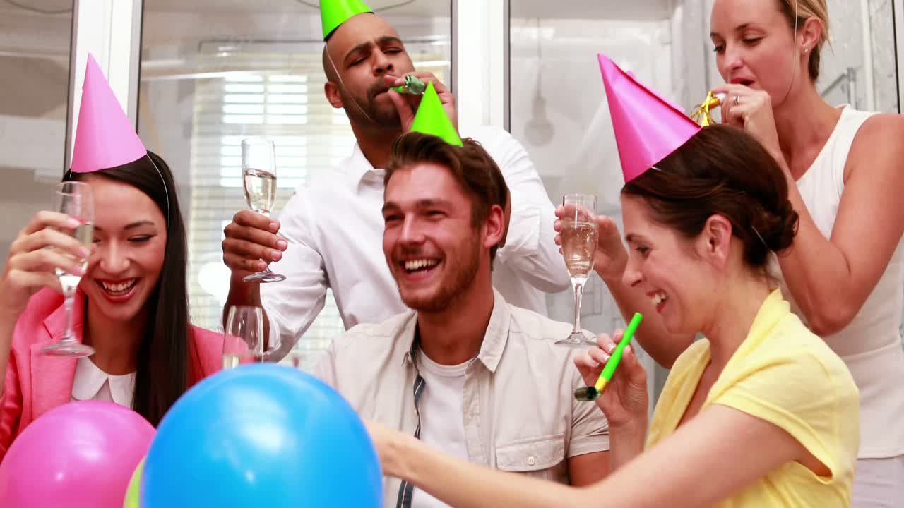 un equipo de negocios casual celebrando con champán.