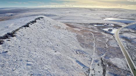 Filmische-Englische-Winter-Luftdrohnen-Moorland-Straßen-Luftszene