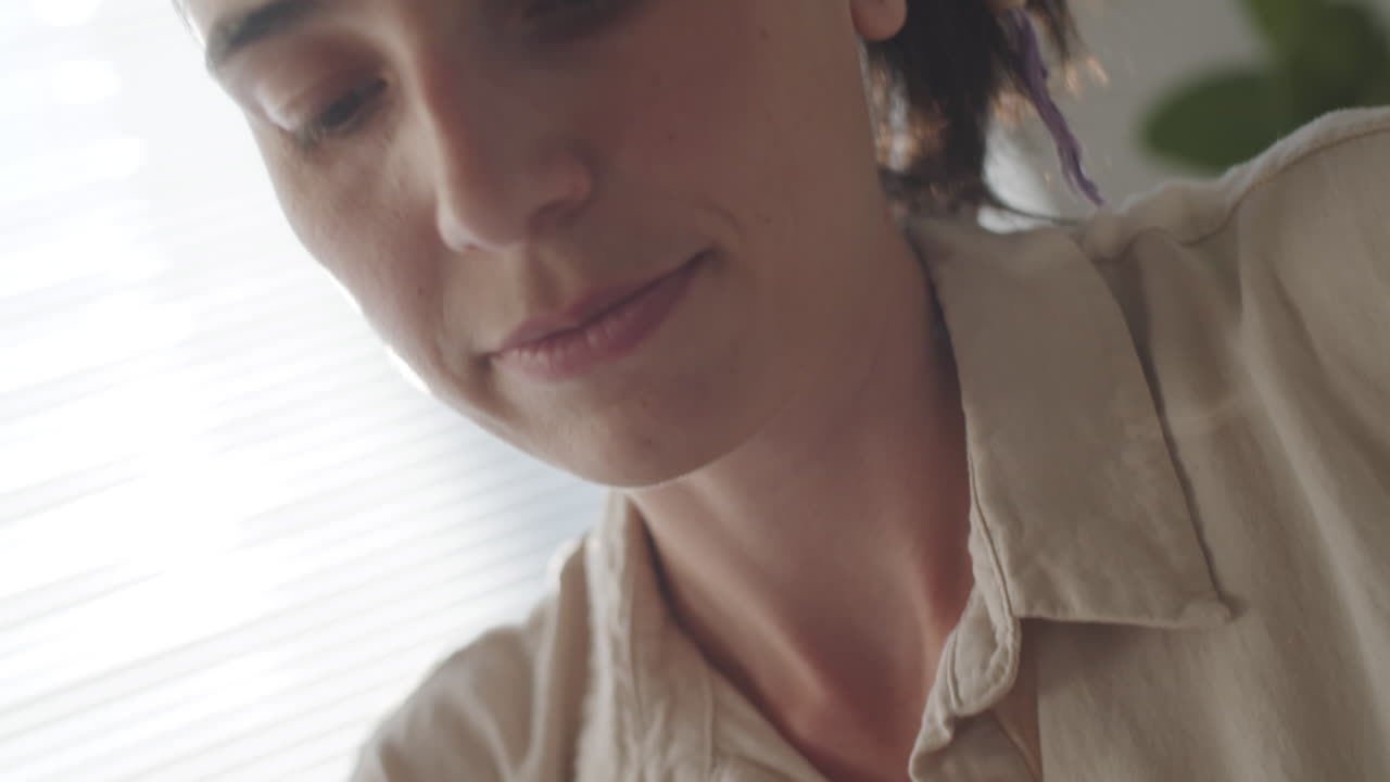 mujer joven tejiendo decoración de macrame en casa