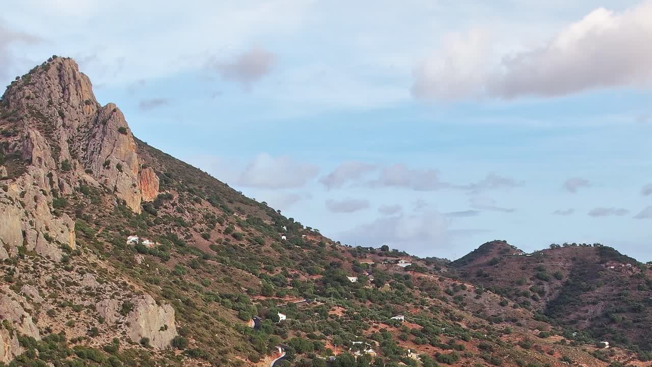 Montagne e strade a Malaga, Spagna, di giorno sotto un cielo nuvoloso