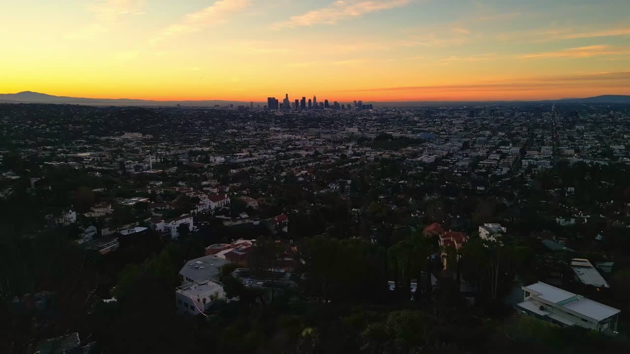 Skyline della città di Los Angeles e sobborghi al tramonto, vista aerea con drone.