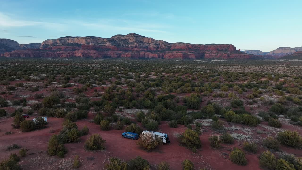 애리조나주 세도나의 붉은 암석 근처 캠핑장에 있는 여행 트레일러 또는 rv