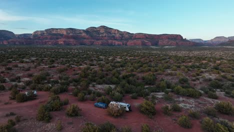 Remolque-De-Viaje-O-Rv-En-El-Camping-Cerca-De-La-Formación-De-Roca-Roja-De-Sedona,-Arizona