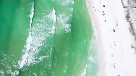 Luftaufnahme-Von-Wellen-In-Klarem-Smaragdgrünem-Wasser-Und-Einem-Weißen-Sandstrand-An-Einem-Sonnigen-Tag