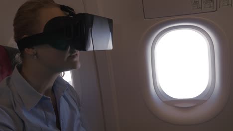 mujer explorando el mundo virtual durante el vuelo