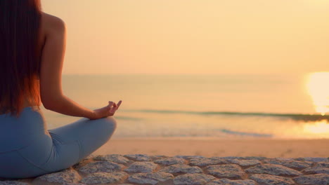 Encontrando-La-Espiritualidad-Meditando-A-Orillas-De-La-Playa,-Plano-Medio